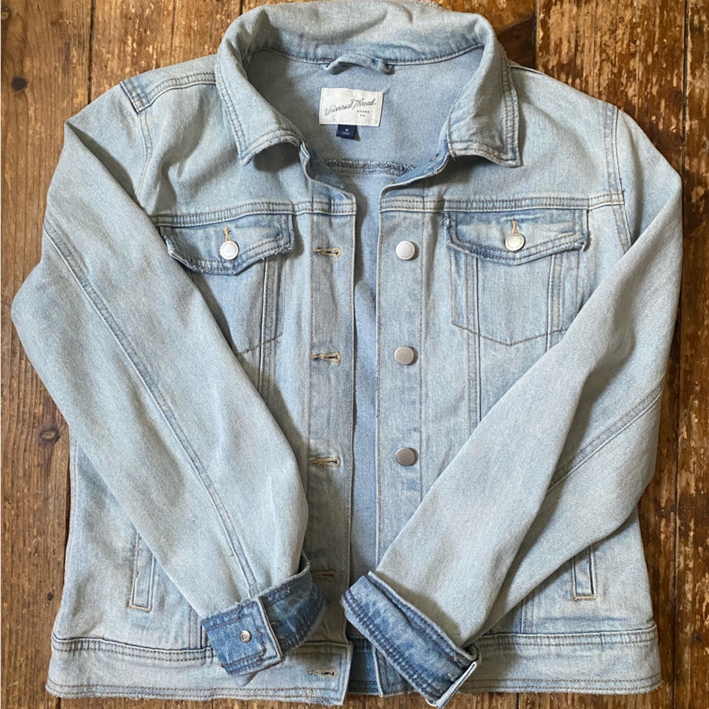 Like new! Universal thread light wash jeans jacket size medium